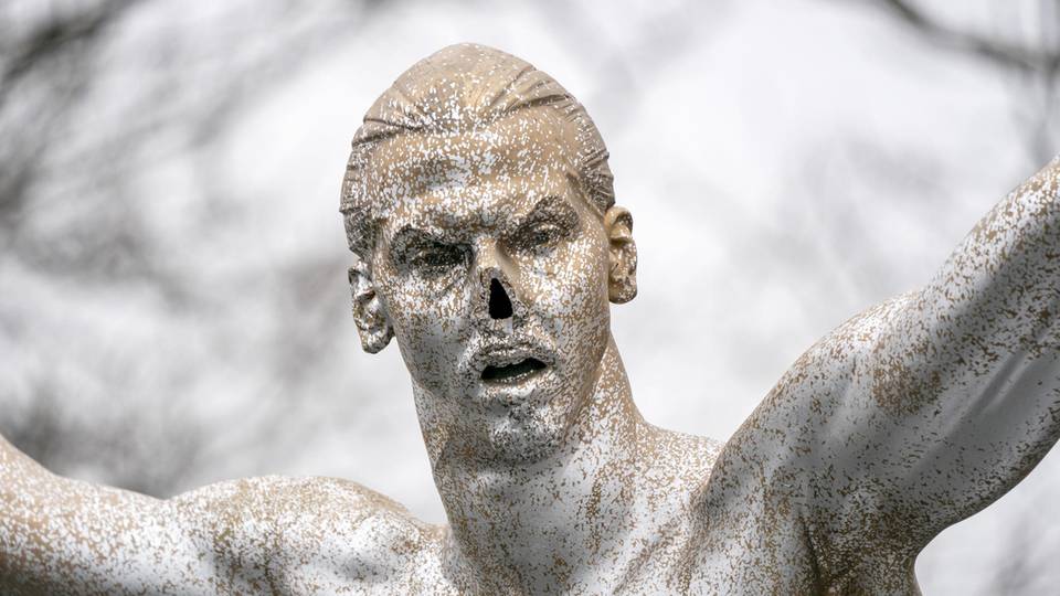 Ohne Nase und mit Silberfarbe: Die Statue von Zlatan Ibrahimovic