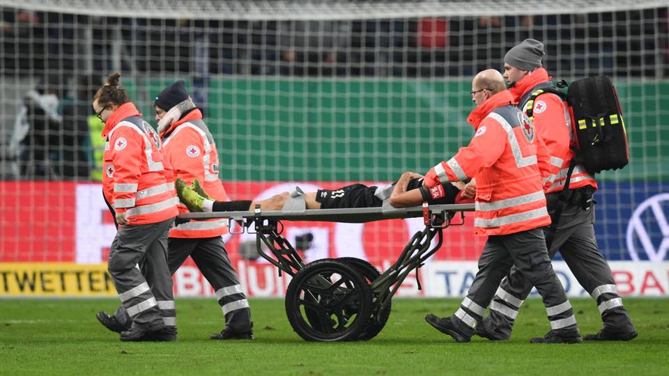 Sanitäter tragen Ömer Toprak von Bremen nach einer Verletzung vom Spielfeld
