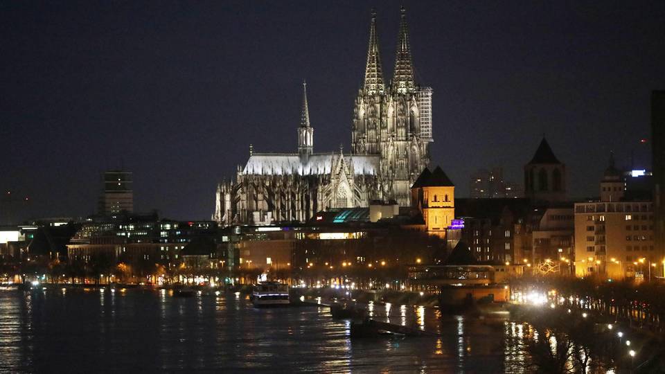 Das Rheinufer in Köln mit dem Dom am Freitagmorgen bei Dunkelheit