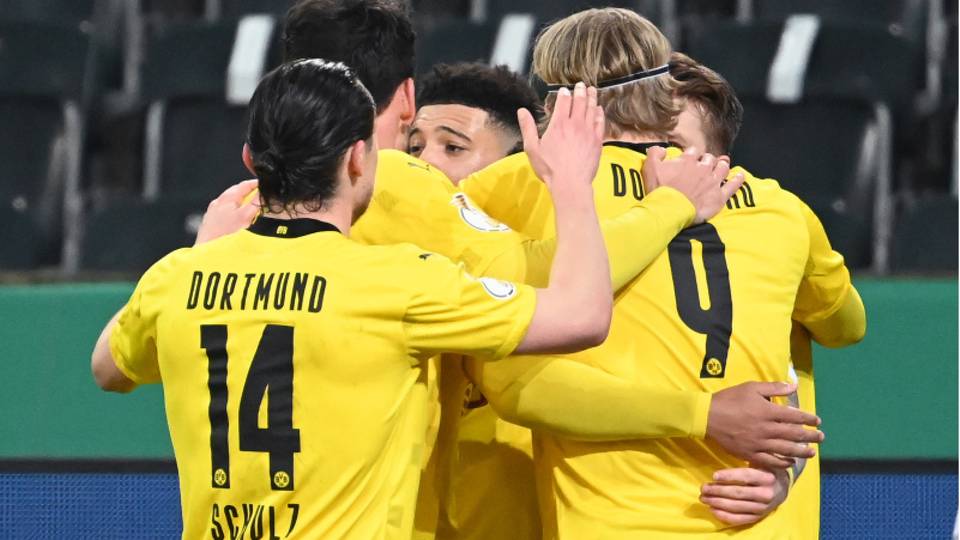 Gelbe Gruppenumarmung: Dortmunds Jadon Sancho (M.) bejubelt mit seinen Teamkollegen das wichtige Tor zum 0:1